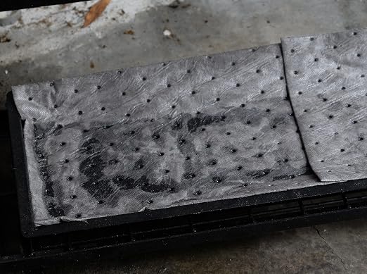 Oil-Dri L90902 15" W x 19" L Universal Heavy Weight Bonded Perforated Pads - Image 10